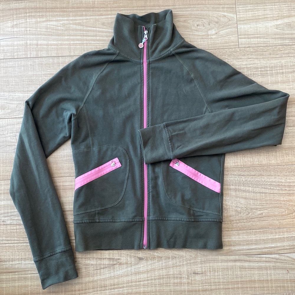 Vintage Lululemon Zip-Up Sweater in Army Green with Pink Detail. Size 8.